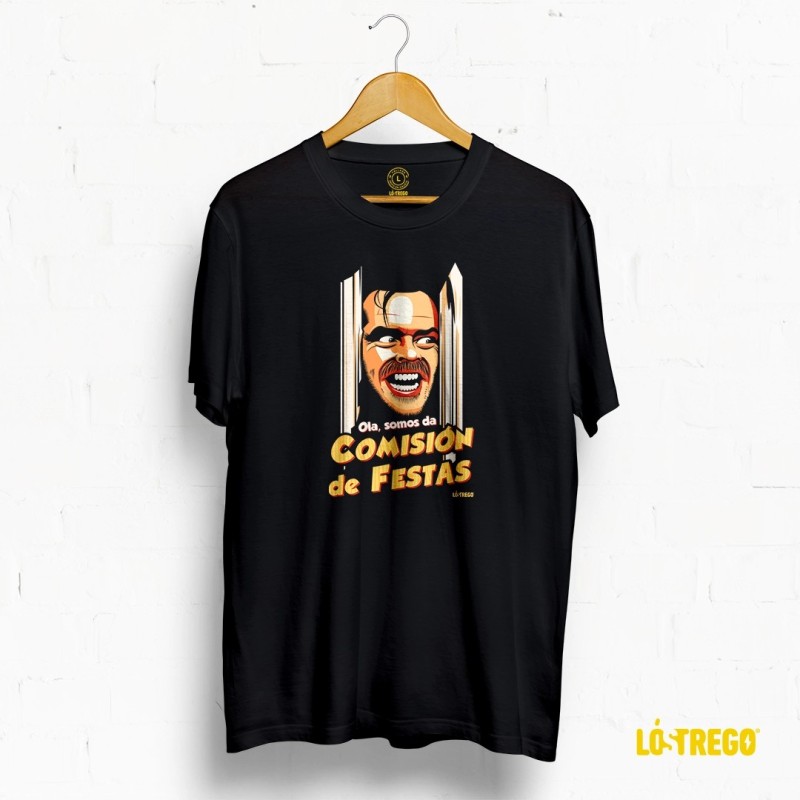 Camiseta negra con diseño de Jack Torrance (El Resplandor) rompiendo la puerta.