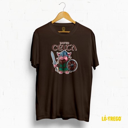 Camiseta marrón "Porco Celta" con porco guerreiro celta, escudo, casco e espada. Homenaxe á raza de porco galega.