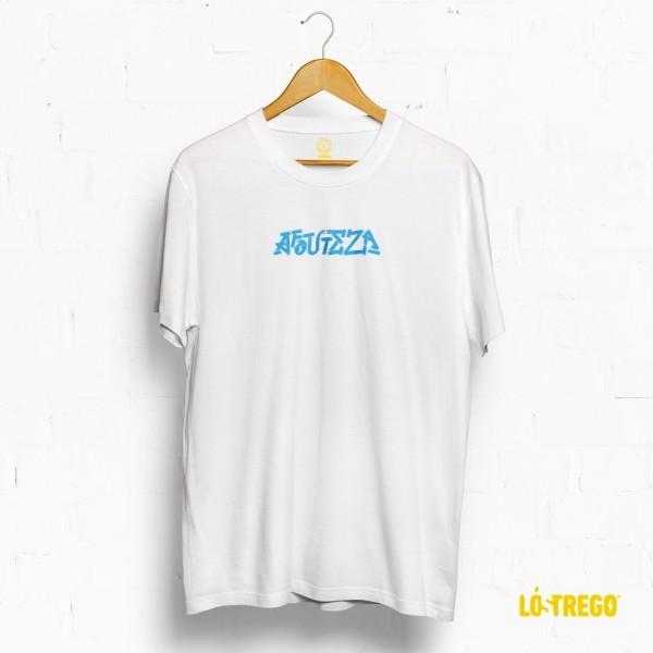 Camiseta blanca con diseño tipográfico "Afouteza", palabra gallega que simboliza valentía y coraje. Estilo agresivo y único.
