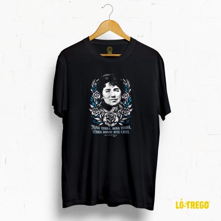 Camiseta negra con deseño de Rosalía de Castro, frase "Miña terra" e rosas nas cores da bandeira galega. Arte e tradición!