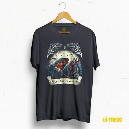 Camiseta gris con diseño del jinete sin cabeza de Sleepy Hollow, calabaza en brazo y frase "A cabeza non para".
