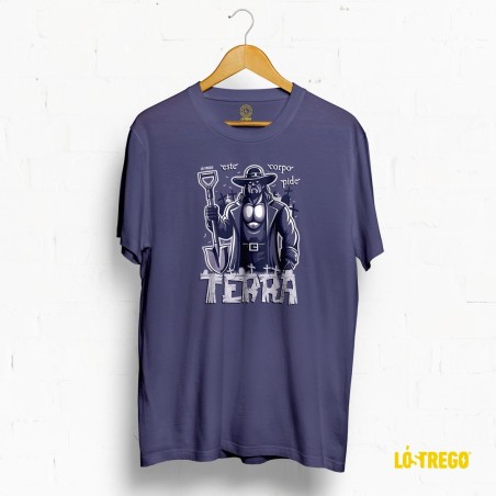 Camiseta azul con diseño de El Enterrador (Undertaker) en un cementerio.
