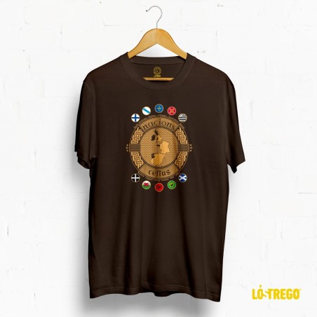 Camiseta marrón con deseño "Nacións Celtas", unha homenaxe á cultura e tradicións celtas.