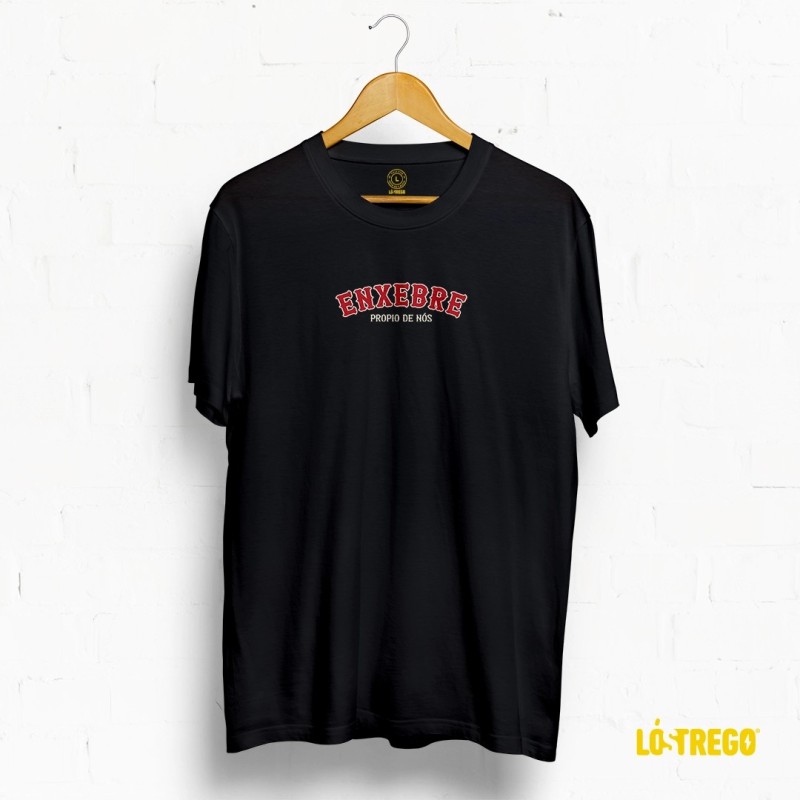 Camiseta negra Lóstrego deseño 'Enxebre' e 'Propio de nós', estilo rock old school, simboliza o auténtico de Galicia.