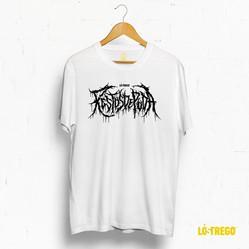 Camiseta branca Lóstrego, deseño sarcástico Death Metal 'Restos de Poda' con logo de ramas entrelazadas. Única e escura!