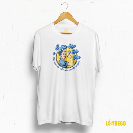 Camiseta branca Lóstrego, deseño inspirado na cantiga galega 'E fixo ben...' e a icona feminista da muller traballadora.