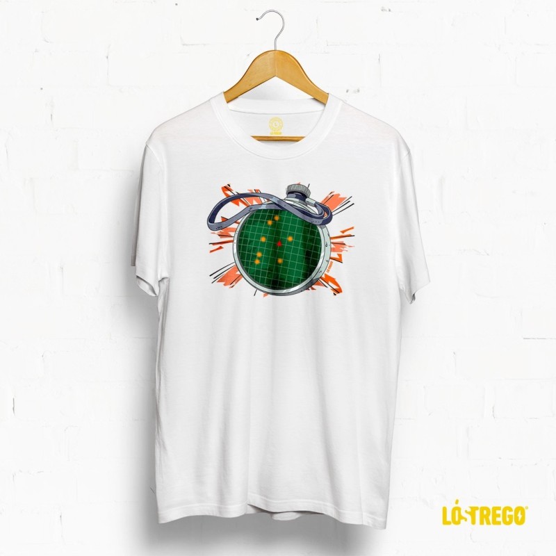 Camiseta blanca Lóstrego, diseño Radar del Dragón inspirado en Dragon Ball con las 7 ciudades de Galicia y sus bolas mágicas.