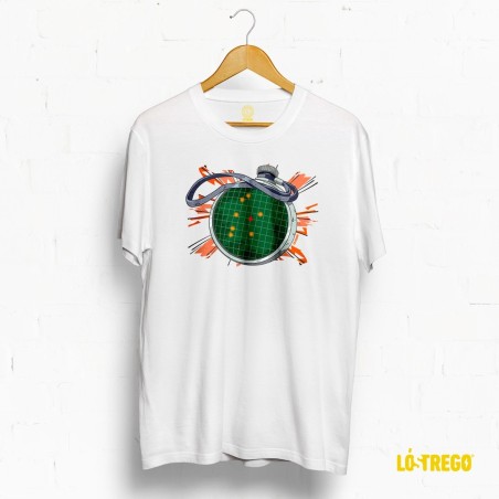 Camiseta blanca Lóstrego, diseño Radar del Dragón inspirado en Dragon Ball con las 7 ciudades de Galicia y sus bolas mágicas.