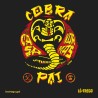 Camiseta negra 'Cobra Pai', diseño impactante en rojo y amarillo para padres con garra.