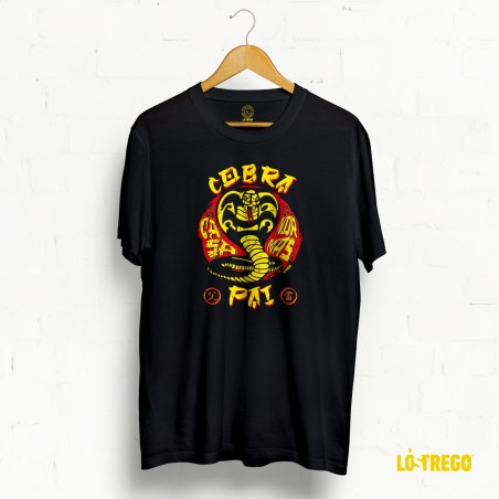 Camiseta negra con diseño 'Cobra Pai' en rojo y amarillo, ideal para padres con espíritu luchador.