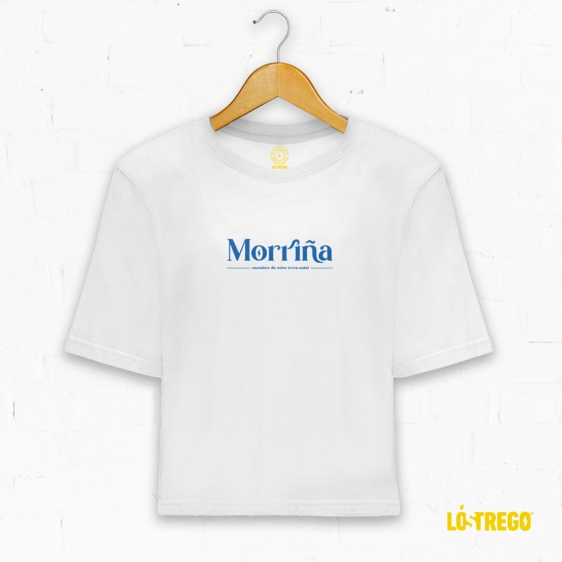 Camiseta de muller de cor branca estampada co deseño "Morriña" e o texto "nostalxia da miña terra natal"