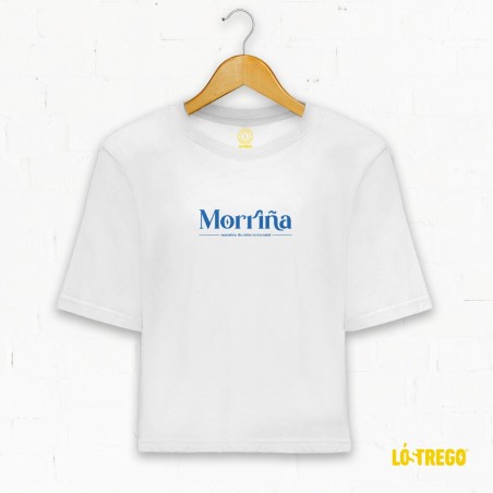 Camiseta de muller de cor branca estampada co deseño "Morriña" e o texto "nostalxia da miña terra natal"
