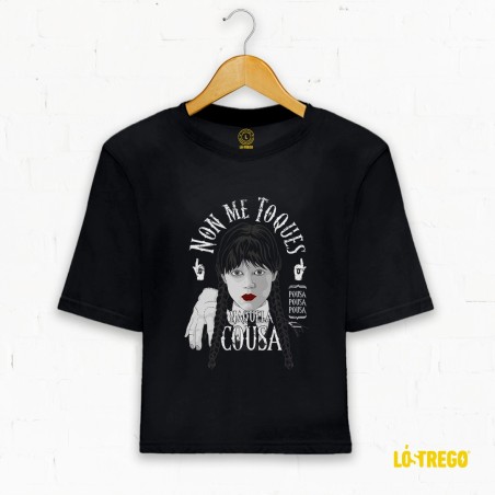 Camiseta de muller de cor negra estampada co deseño "Non me toques naquela cousa" con Wednesday da familia Adams