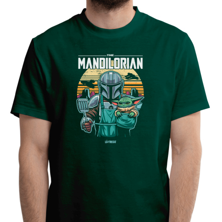 Modelo lucindo a camiseta 'The Mandilorian' en verde, perfecta combinación de humor galego e homenaxe a Star Wars.