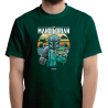 Modelo lucindo a camiseta 'The Mandilorian' en verde, perfecta combinación de humor galego e homenaxe a Star Wars.