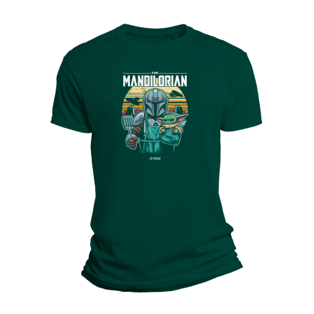 Camiseta verde con deseño de "The Mandilorian", unha chiscadela humorística á cociña galega con personaxes inspirados na friki.