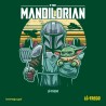 Deseño de camiseta verde con temática 'The Mandilorian', unha mestura de humor galego e referencias á cultura friki.