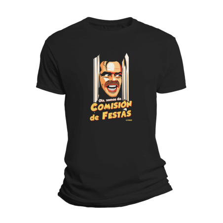 Camiseta negra con diseño de 'Comisión de Fiestas' inspirado en El Resplandor.