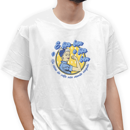 Camiseta branca co deseño feminista e frase galega “E fixo ben, fixo ben...”.