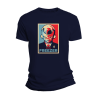 Camiseta azul mariño con deseño "Vota Freezer", unha sátira política con estilo pop icónico.