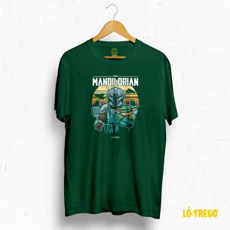 Camiseta verde con deseño 'The Mandilorian', combinando humor galego e referencias á saga de Star Wars